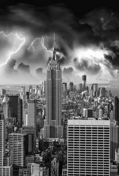 Czarno-białe panoramę Manhattanu z urzędu budynków skysc — Zdjęcie stockowe