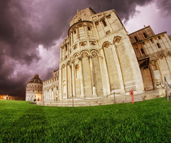 Fisheye view of Cathedral and Baptistery in Piazza dei Miracoli, — Stock Photo, Image