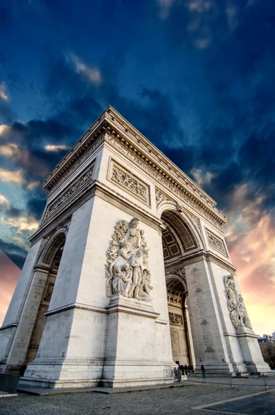 Dramatische hemel boven de boog van triomf in Parijs met zonsondergang kleuren — Stockfoto