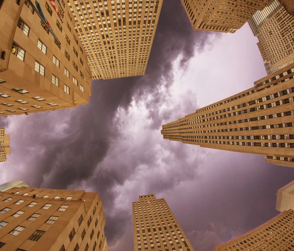Manhattan ofis binalarının ve gökdelenlerin yukarı doğru görünümü — Stok fotoğraf