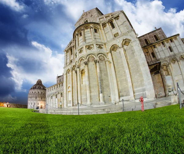 Fisheye view of Cathedral and Baptistery in Piazza dei Miracoli, — Stock Photo, Image