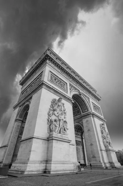 Vue spectaculaire en noir et blanc de l'Arc de Triomphe à Paris — Photo