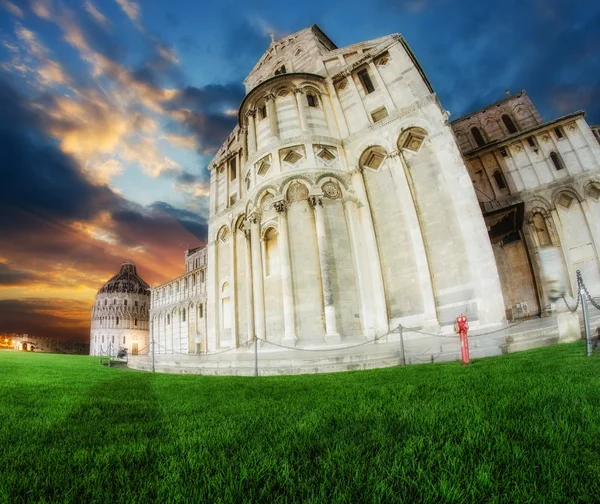 Pisa, Piazza dei miracoli at Sunset, with Basilica and Baptister — Stock Photo, Image