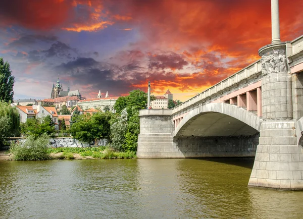 Старый мост в Праге, Чехия — стоковое фото