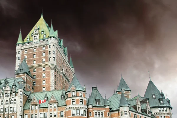 查看旧城堡和魁北克 frontenac 与戏剧性的天空, — 图库照片