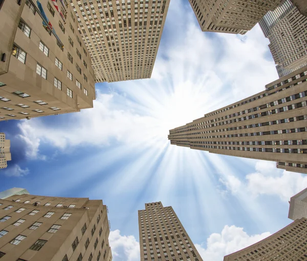 Manhattan ofis binalarının ve gökdelenlerin yukarı doğru görünümü — Stok fotoğraf