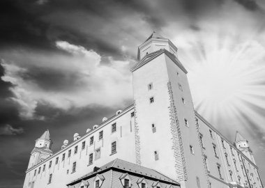 bratislava castle yukarıda dramatik gökyüzü