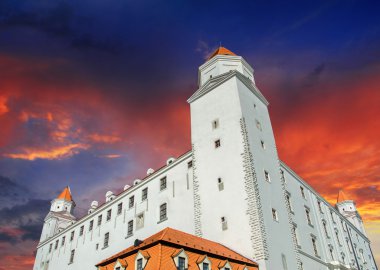 bratislava castle yukarıda dramatik gökyüzü