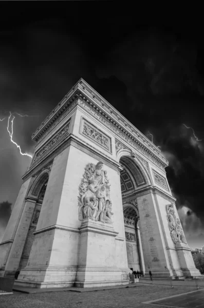 Black and White dramatic view of Arc de Triomphe in Paris — Stock Photo, Image