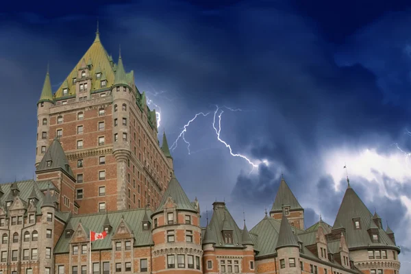 Переглянути старі Квебек та в Шато Фронтенак з драматичним небо, — стокове фото