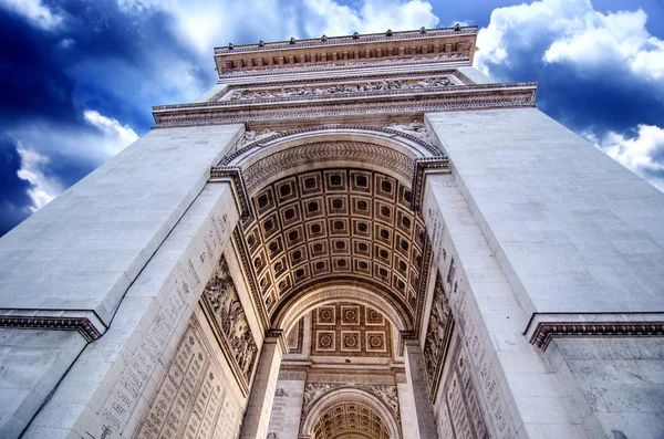 Cielo drammatico sopra l'Arco di Trionfo a Parigi — Foto Stock
