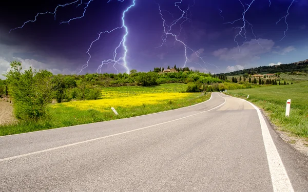 Chianti vinhedo estrada paisagem na Toscana — Fotografia de Stock