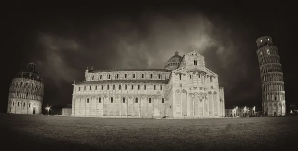 Céu dramático acima da Praça dos Milagres em Pisa, vista em preto e branco — Fotografia de Stock