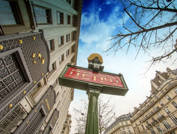 Metro Sign a Parigi con l'architettura sullo sfondo — Foto Stock
