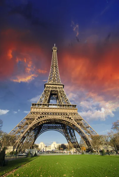 Eyfel Kulesi Paris yukarıda dramatik gökyüzü renkleri — Stok fotoğraf