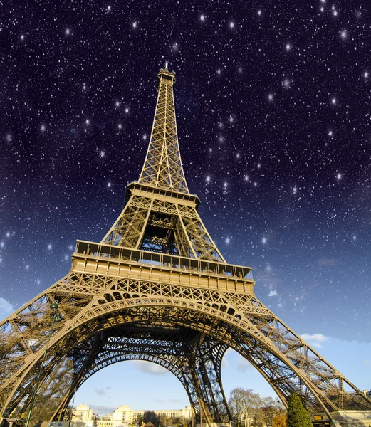 Gwiazdy i niebo noc nad Wieża Eiffla w Paryżu — Zdjęcie stockowe