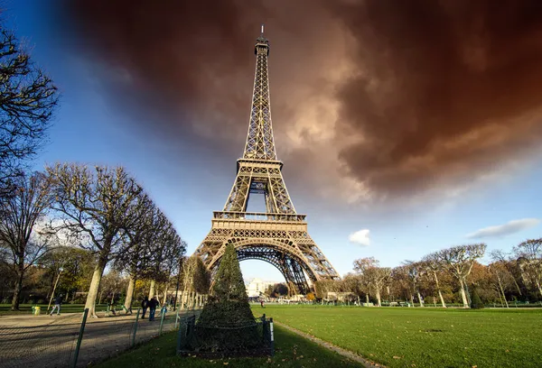 Unwetter nähert sich Eiffelturm — Stockfoto