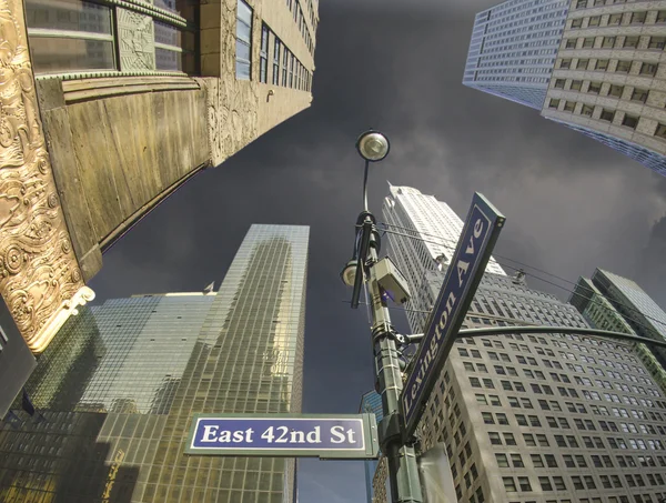New York - Manhattan gratte-ciel et panneaux de rue — Photo