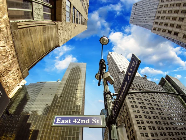 New York City - Grattacieli e cartelli stradali di Manhattan — Foto Stock