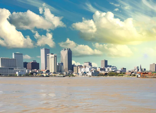 Новый Орлеан Скайлайн из Миссисипи, Луизиана — стоковое фото