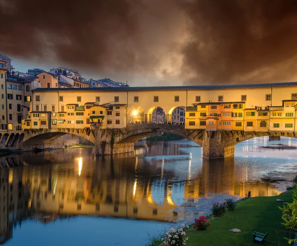 Západ slunce barvy ve Florencii, ponte vecchio, Itálie — Stock fotografie