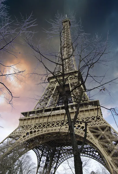 에펠 탑 아래에서 — 스톡 사진