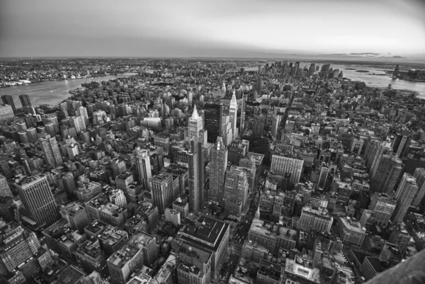 New york city skyline w nocy — Zdjęcie stockowe