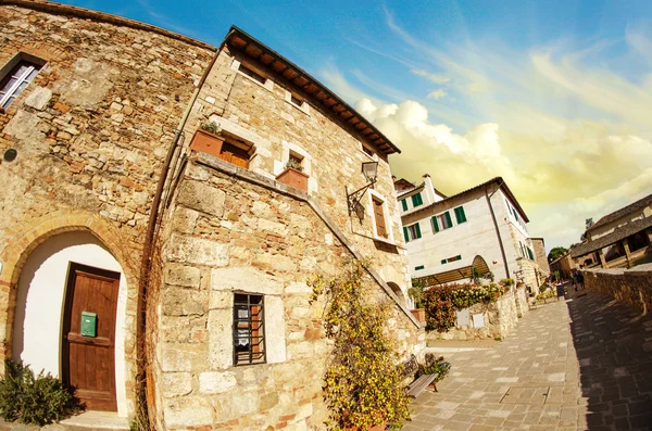 Типичные древние дома средневекового города в Тоскане — стоковое фото