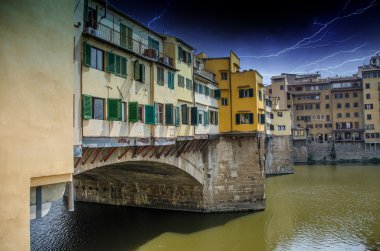 yan görüntülemek eski köprü - Floransa'daki ponte vecchio