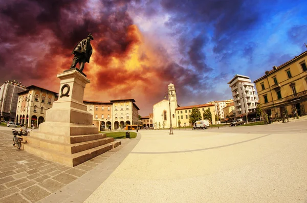 Ciel dramatique au-dessus de Piazza Vittorio Emanuele à Pise — Photo