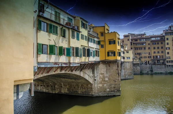 Vista lateral del Puente Viejo - Ponte Vecchio en Florencia — Foto de Stock