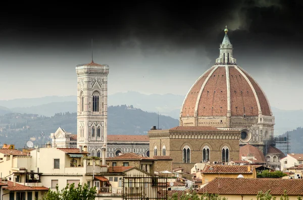 La hermosa catedral de Firenze (Italia), El Duomo, vista desde — Foto de Stock
