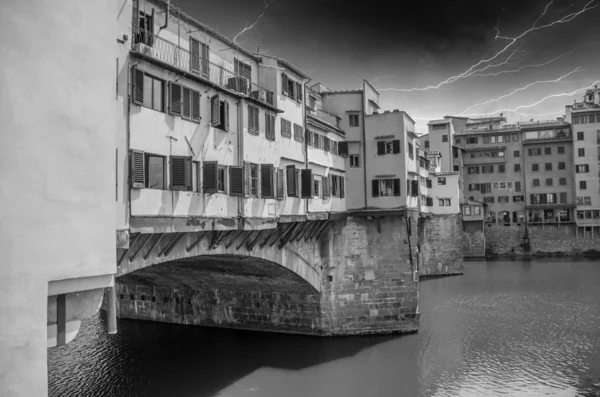 Černobílý pohled na most ponte vecchio ve Florencii — Stock fotografie
