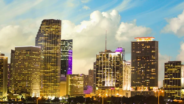 迈阿密的摩天大楼和灯，夜间，佛罗里达州 — 图库照片