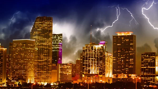 Miami wolkenkrabbers en verlichting 's nachts, florida — Stockfoto
