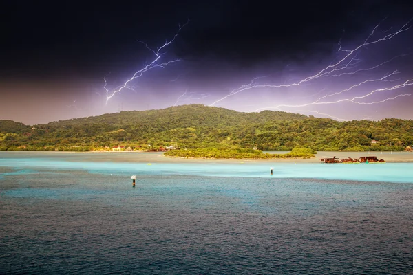 Cielo dramático sobre la isla caribeña — Foto de Stock