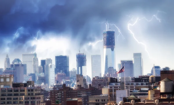 Manhattan wolkenkrabbers en gebouwen met bewolkte hemel — Stockfoto