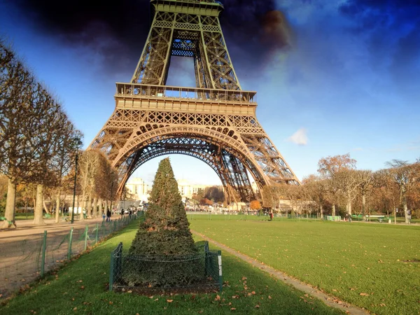 Eiffelova věž v zimě, pohled od champs de mars — Stock fotografie