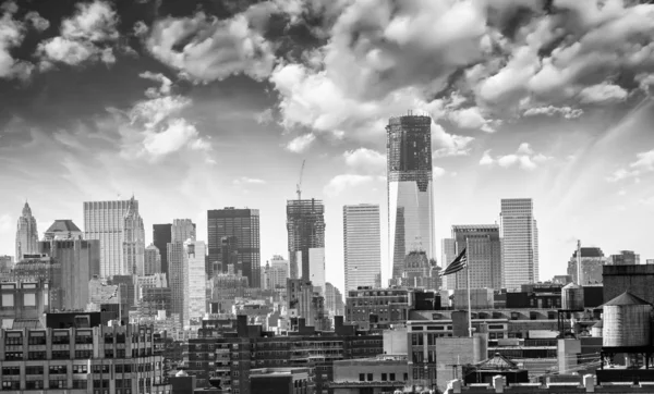 Skyline van de stad met gebouwen en wolkenkrabbers — Stockfoto