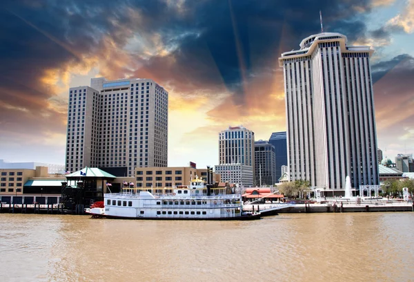 Puesta de sol sobre Nueva Orleans con el río Mississippi — Foto de Stock