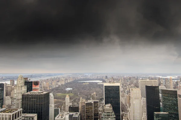 Dramatische hemel boven central park in manhattan met wolkenkrabbers — Stockfoto
