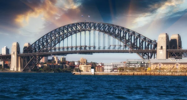 Dramatisk himmel ovenfor Sydney Harbour Bridge – stockfoto