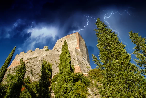旧的中世纪城堡与植被和天空 — 图库照片