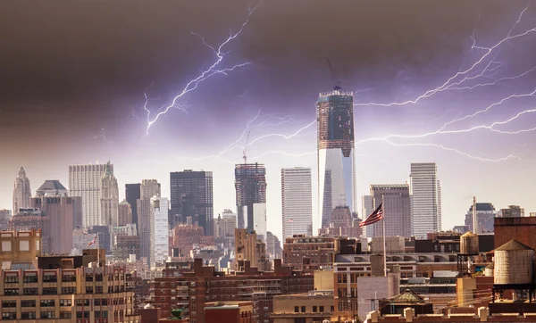 Manhattan wolkenkrabbers en gebouwen met bewolkte hemel — Stockfoto