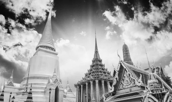 Berühmter Bangkok Tempel - "wat pho" mit dramatischem Himmel — Stockfoto