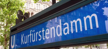 Berlin'deki Kurfürstendamm u-bahn işareti