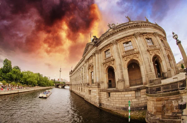 Budovy podél řeky Sprévy v Berlíně, vedle bodemuseum — Stock fotografie