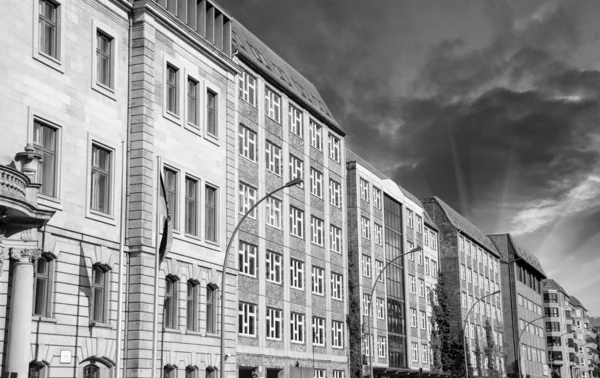 Berlín budovy poblíž řeky Sprévy s dramatickou oblohu — Stock fotografie