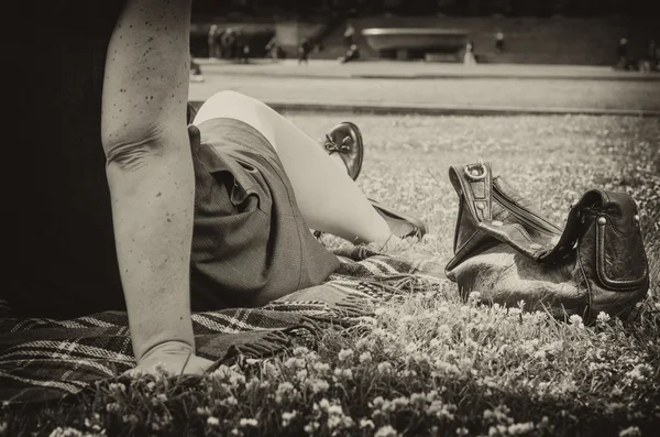 Casal nos anos 40 relaxando no parque — Fotografia de Stock