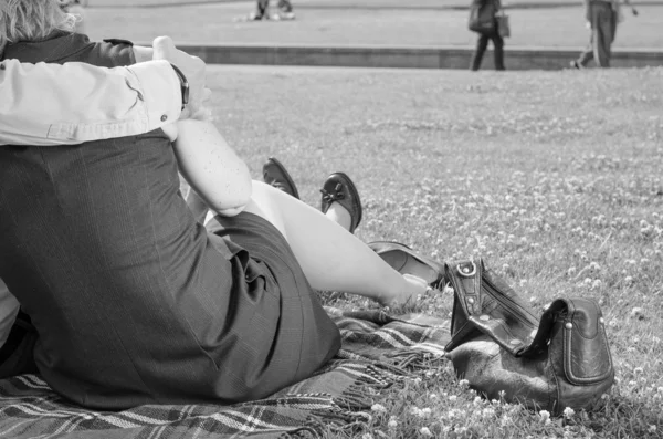 Casal nos anos 40 relaxando no parque — Fotografia de Stock
